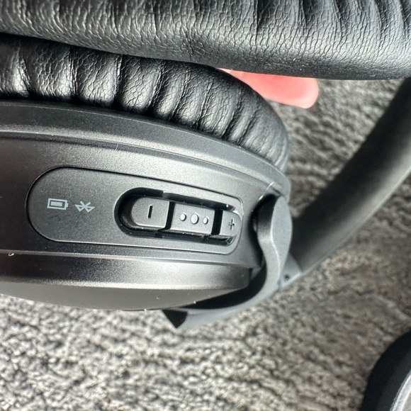 Bose QuietComfort 35 Series II Wireless Noise-Cancelling Bluetooth Headphones - Picture 11 of 14